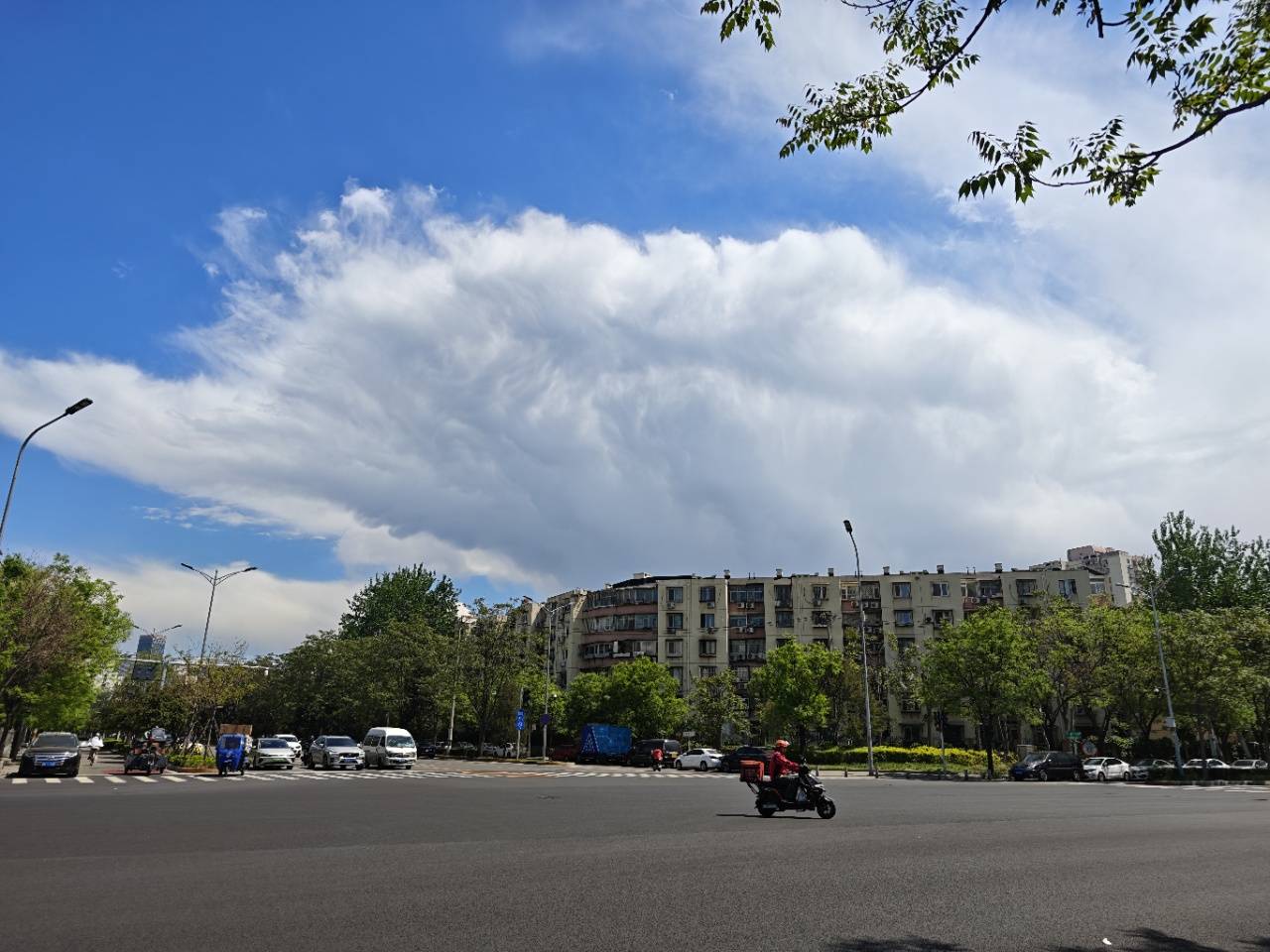 出现“雨幡”奇景，北京今天的云像“天空之城”