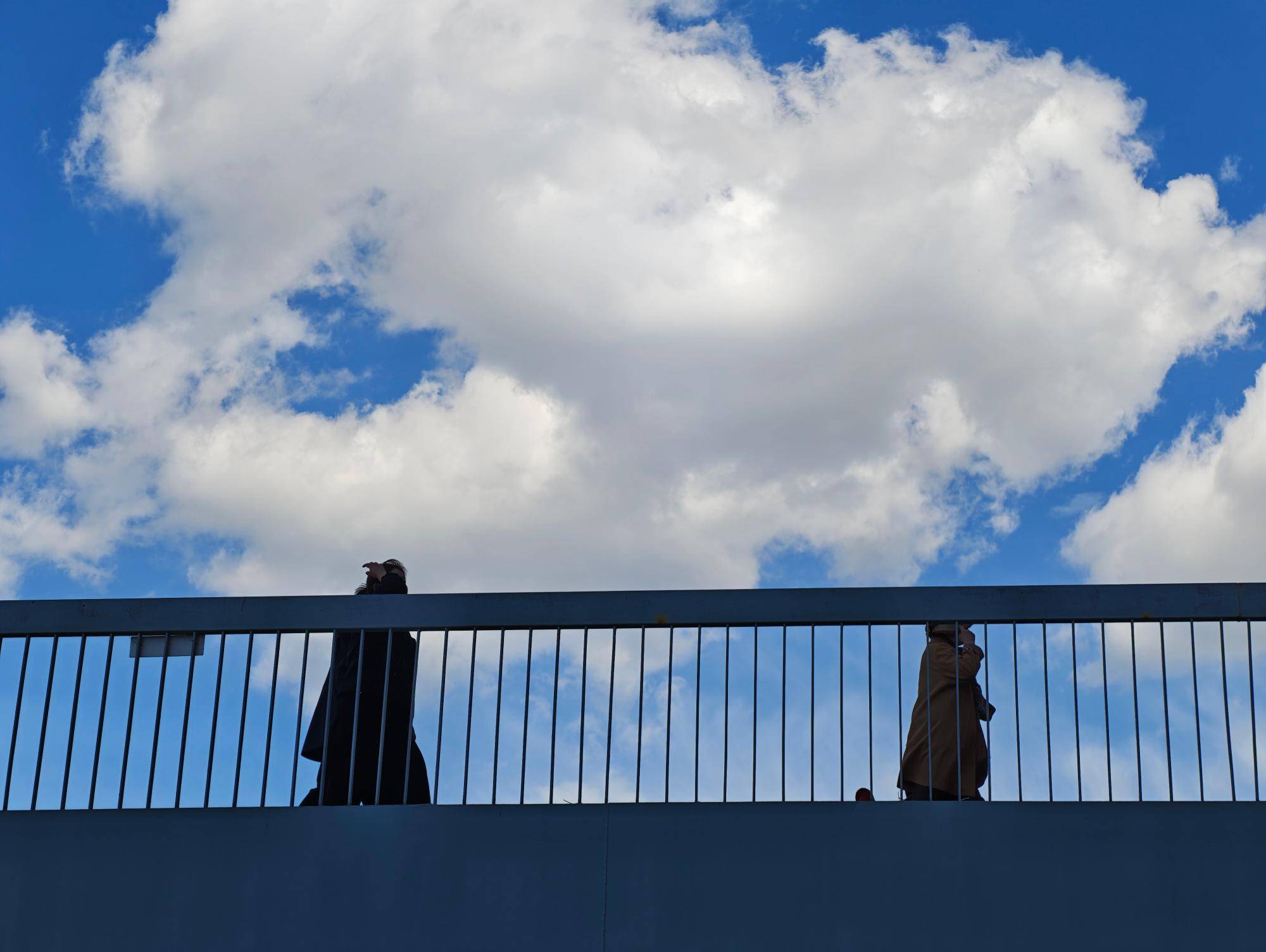 出现“雨幡”奇景，北京今天的云像“天空之城”