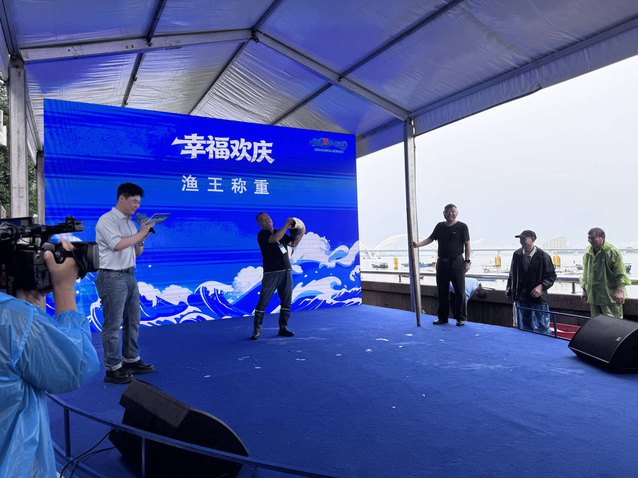 冒雨抢鲜！今天钱塘江江鲜正式回归，39.2斤“鱼王”6999元被拍走