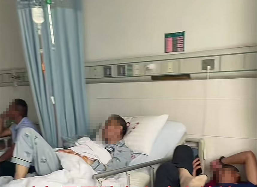 山东枣庄一医院被曝在有病人的病房内刷墙，网友称是为迎检，院方回应